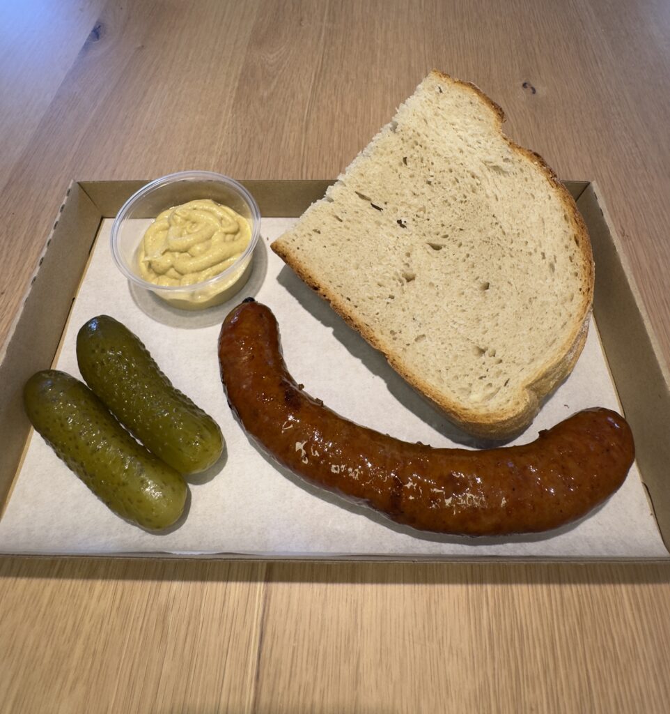 Kolbász Kombó kolbász, kenyér, savanyúság és választott szósz