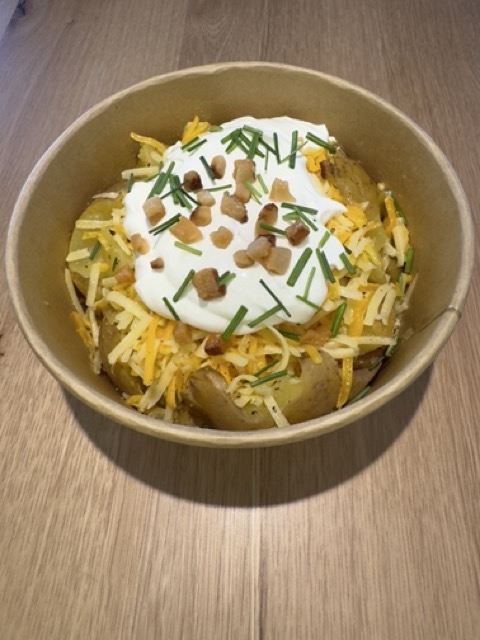 Székely Pityóka 2 db héjában sült burgonya, vaj, sajt, tejföl, kockázott szalonna