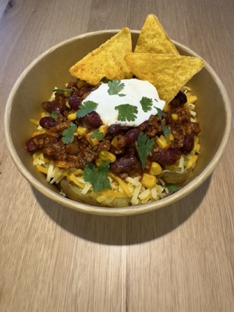 Chilis-Babos Pityóka 2 db héjában sült burgonya, vaj, sajt, chilis bab, tejföl, koriander