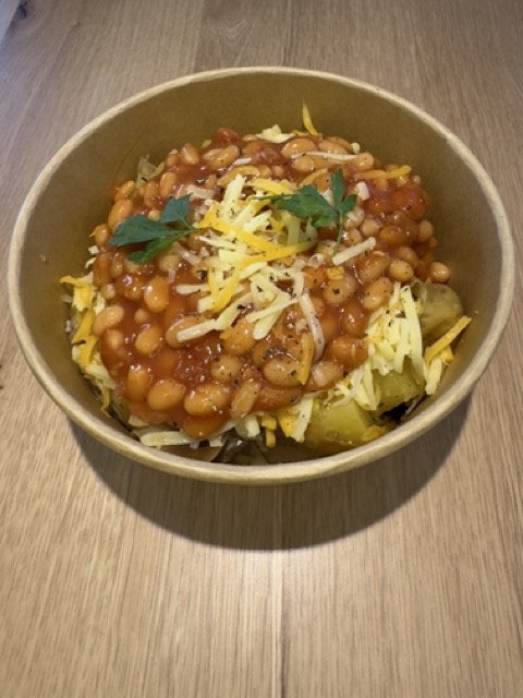 Édes babos Pityóka 2 db héjában sült burgonya, vaj, sajt, hagymás bab