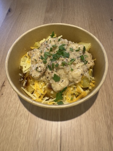 Mézes-Mustáros Pityóka 2 db héjában sült burgonya, vaj, sajt, mézes-mustáros csirke, petrezselyem