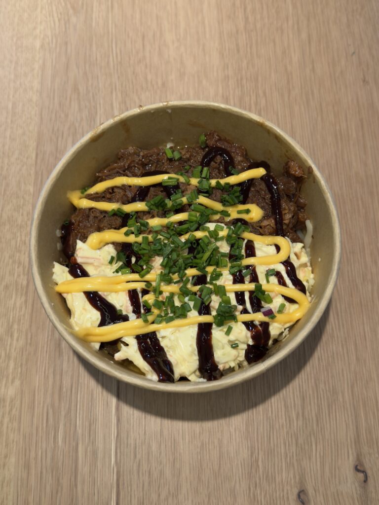 Tépett húsos Pityóka 2 db héjában sült burgonya, vaj, sajt, pulled pork, cheddar szósz, BBQ szósz, coleslaw saláta