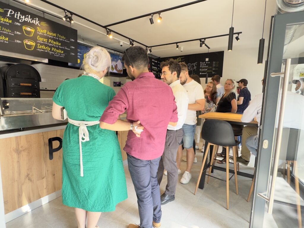 PePi – Pecsenye és Pityóka egy budapesti gyorsétterem és ebédmenü-specialista, ahol a vendégek házi jellegű magyaros ízeket, sült kolbászt, hurkát, pecsenyéket és egyedi Pityóka tálakat fogyaszthatnak helyben vagy elvitelre