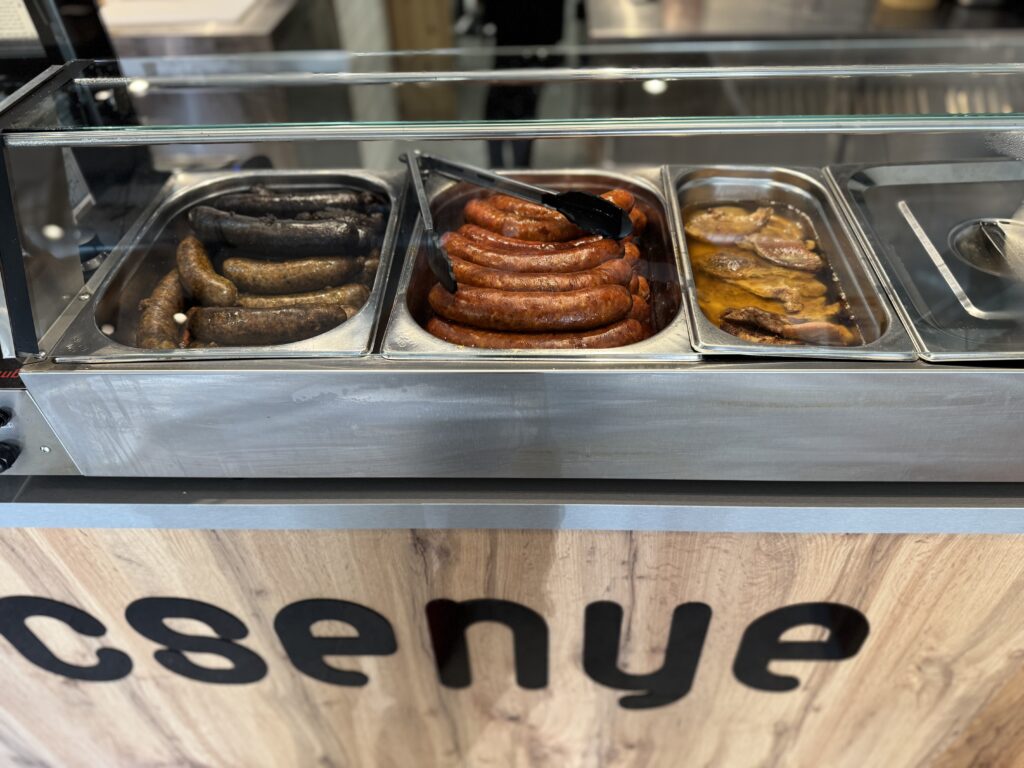 magyaros pecsenyéző a Haller utcában sülthurka, sültkolbász, tarja, olalas bőséges házias ebéd